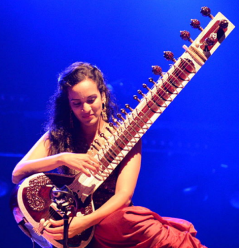Moteur de recherche musical YMusic, image - la musicienne Anushka Shankar, photo "creative commons", voir crédits photos